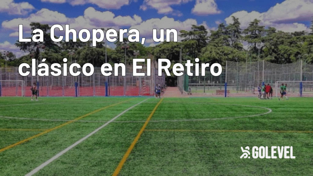 Jugadores de fútbol disfrutando de un partido en el campo de La Chopera, dentro del Parque de El Retiro en Madrid, usando la app Golevel.